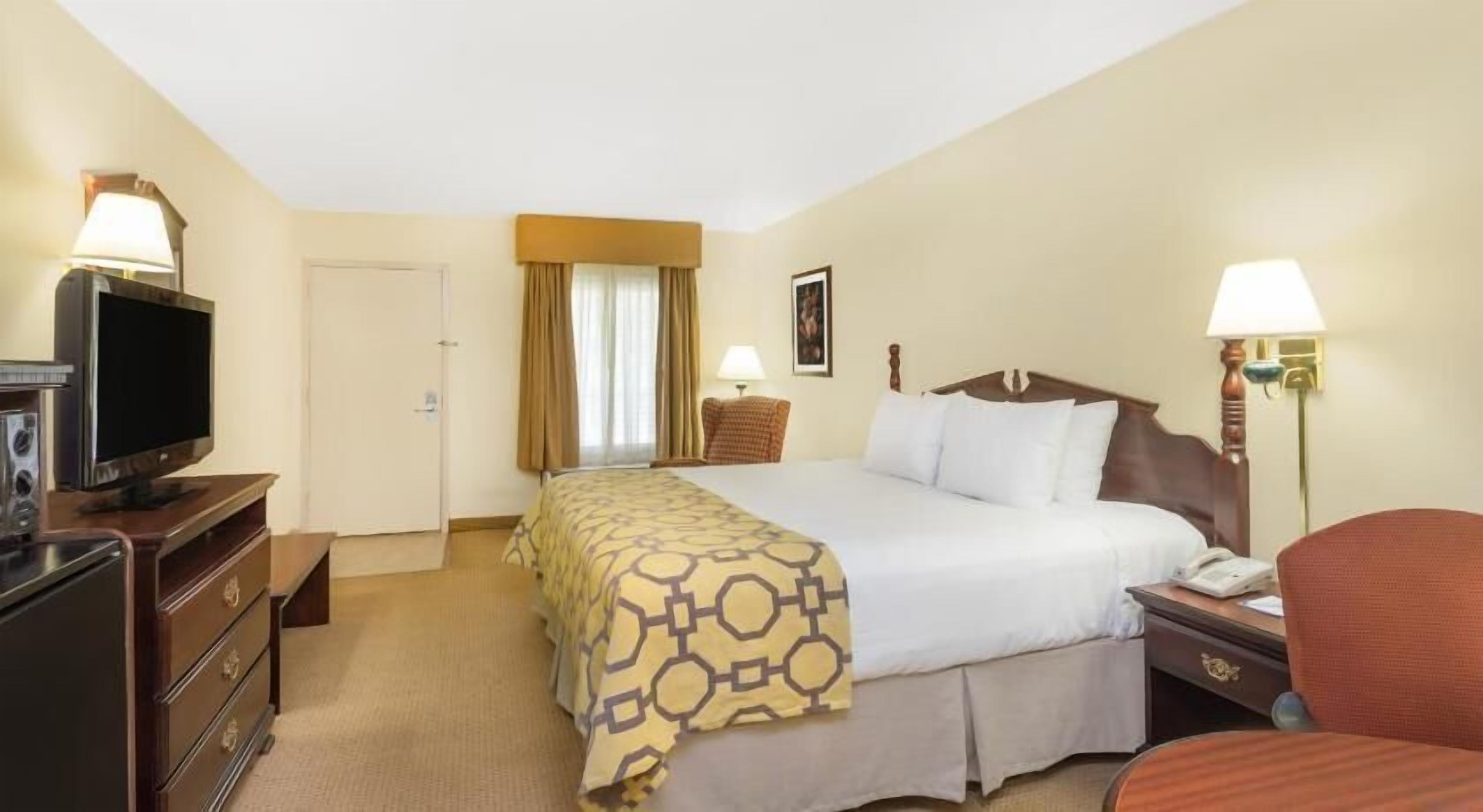 In-room safe, desk, laptop workspace, iron/ironing board
