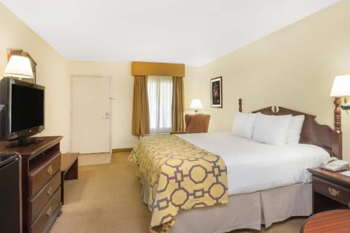 In-room safe, desk, laptop workspace, iron/ironing board