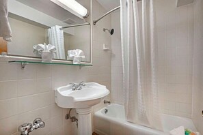 Perlengkapan kamar mandi ramah lingkungan, pengering rambut,  dan handuk