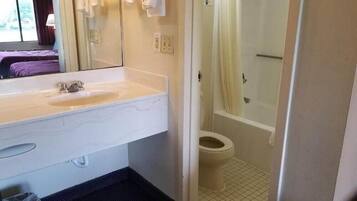 Combined shower/tub, free toiletries, hair dryer