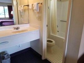 Bañera con ducha, artículos de tocador gratuitos, secador de pelo