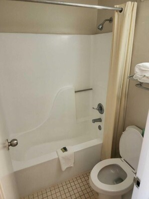 Combined shower/tub, free toiletries, hair dryer - Americas Best Value Inn (Norfolk)