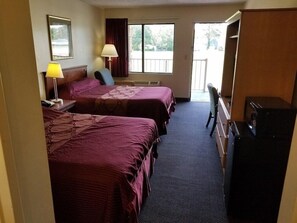 โต๊ะทำงาน, ผ้าม่านกันแสง, เตารีด/โต๊ะรีดผ้า, เปล/เตียงเด็กอ่อน