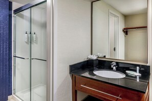 Amenidades de baño gratuitas, secadora de cabello, toallas, jabón 