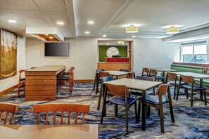 Free daily buffet breakfast  - Fairfield Inn by Marriott Portsmouth-Seacoast (Portsmouth)