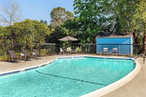 Seasonal outdoor pool - Fairfield Inn by Marriott Portsmouth-Seacoast (Portsmouth)