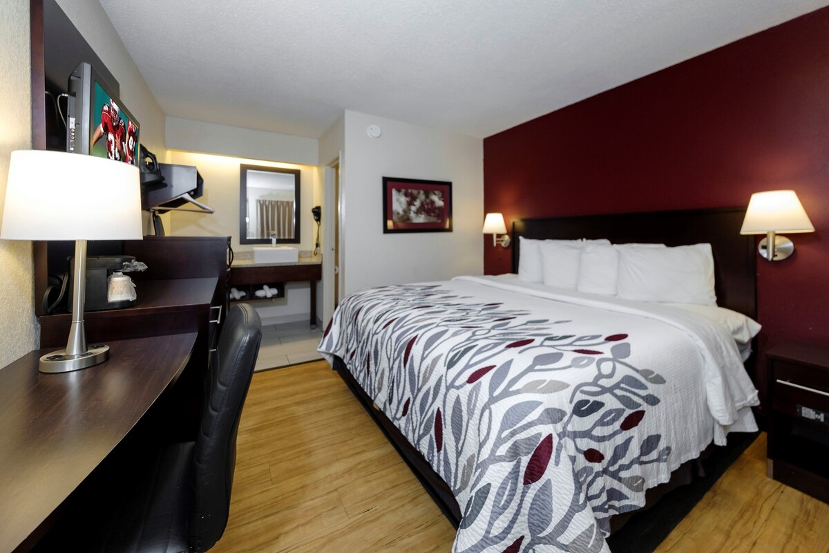 Deluxe Room, 1 King Bed, Non Smoking | Blackout drapes, iron/ironing board (on request), cribs (free)