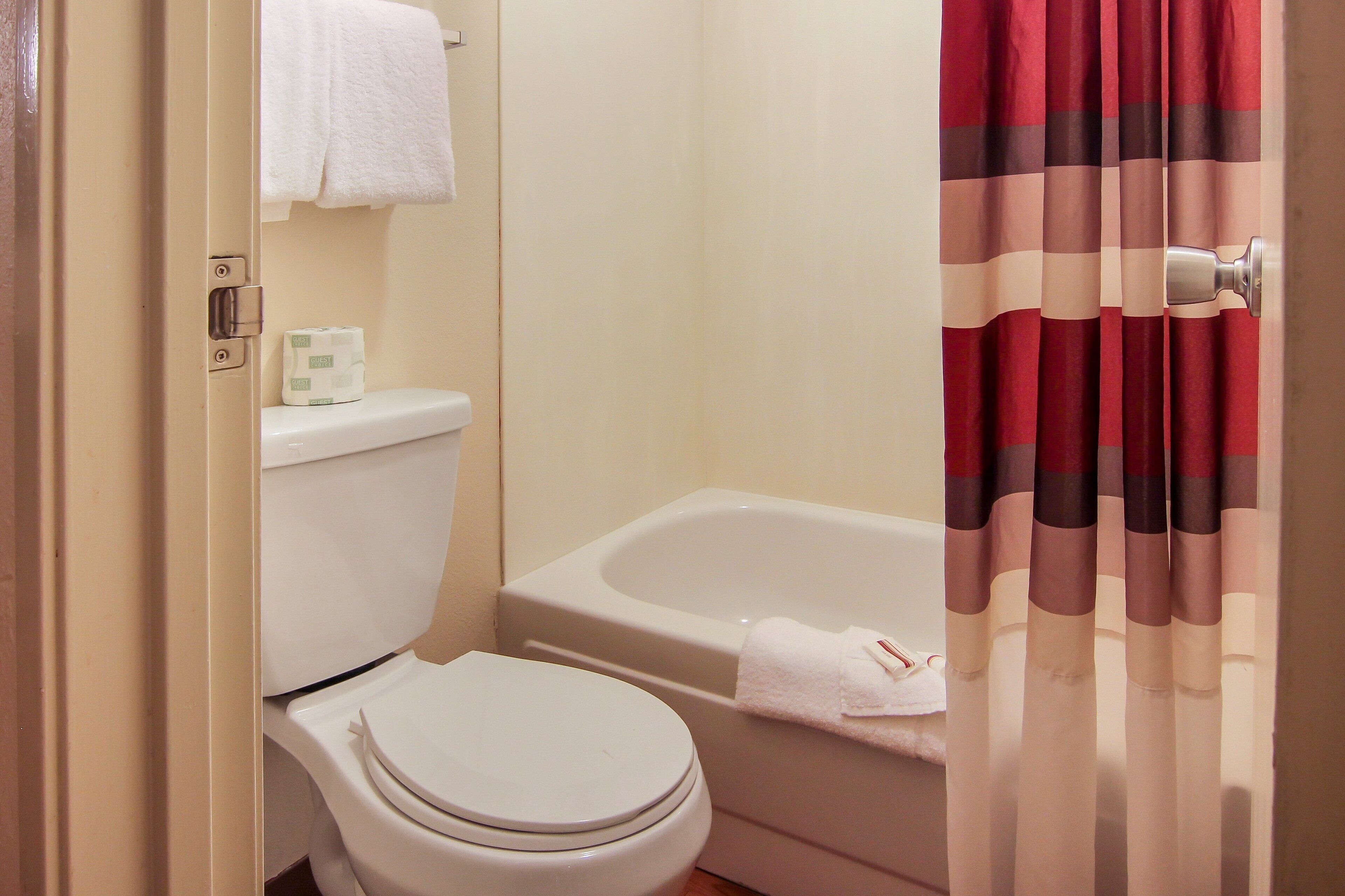 Combined shower/bathtub, free toiletries, hair dryer, towels