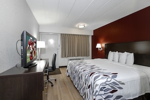 Deluxe Room, 1 King Bed, Non Smoking | Blackout curtains, iron/ironing board, free cots/infant beds, free WiFi - Red Roof Inn Detroit - Troy (Troy)