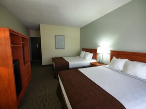 Desk, blackout drapes, iron/ironing board, free WiFi - Stratford Court Hotel (Cedar City)