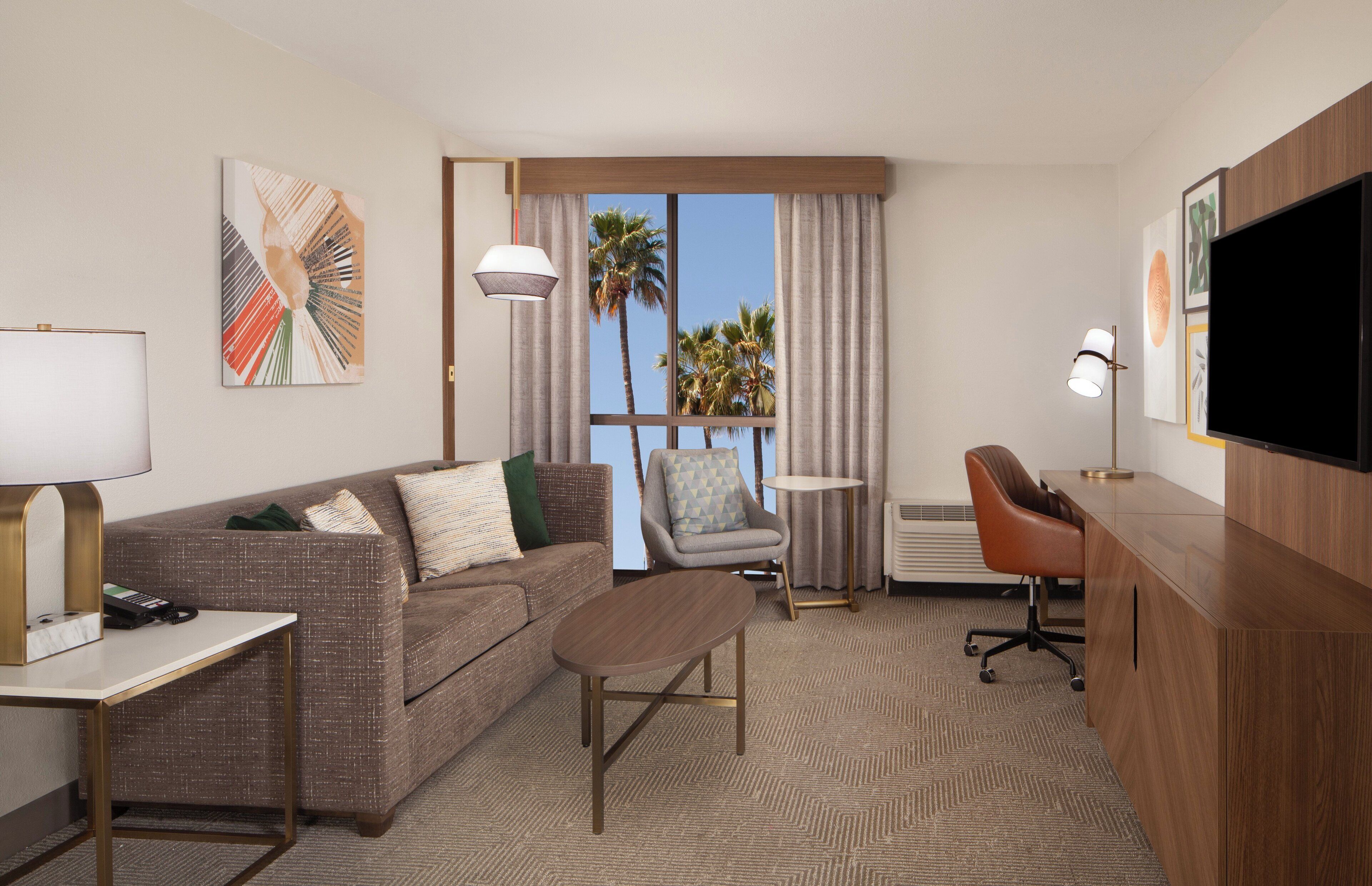 セーフティボックス (室内)、デスク、遮光カーテン、アイロン / アイロン台