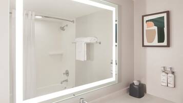 Combined shower/tub, free toiletries, hair dryer, towels