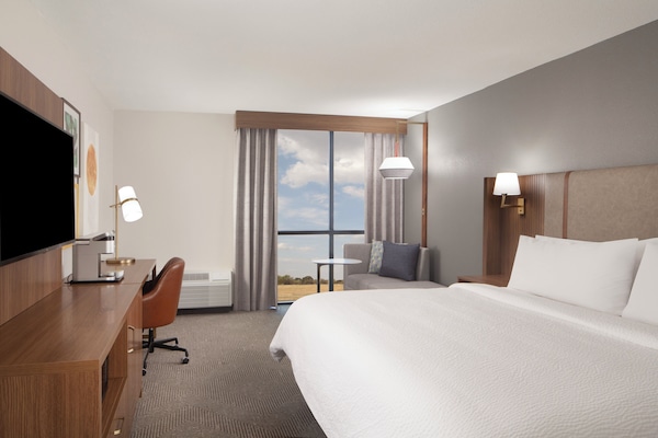 Safe på rommet, skrivebord, blendingsgardiner og strykejern/-brett