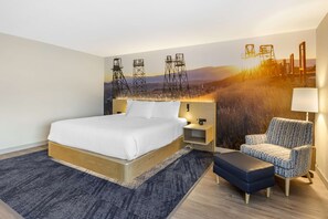 خزنة داخل الغرفة ومساحة عمل للكمبيوتر المحمول ومكواة/لوح كي