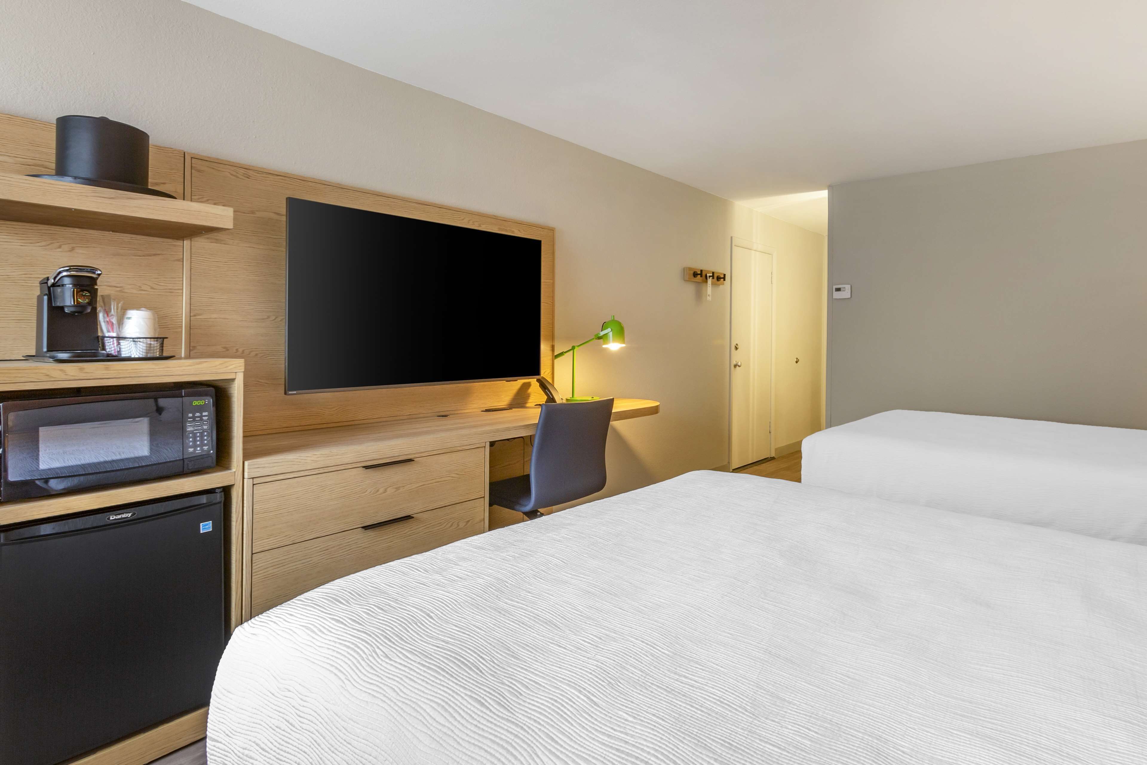 In-room safe, laptop workspace, iron/ironing board