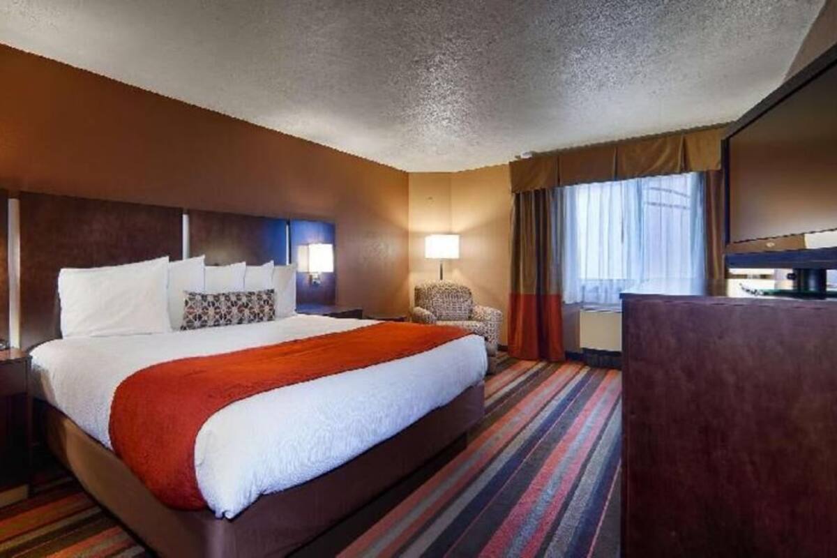 In-room safe, laptop workspace, iron/ironing board