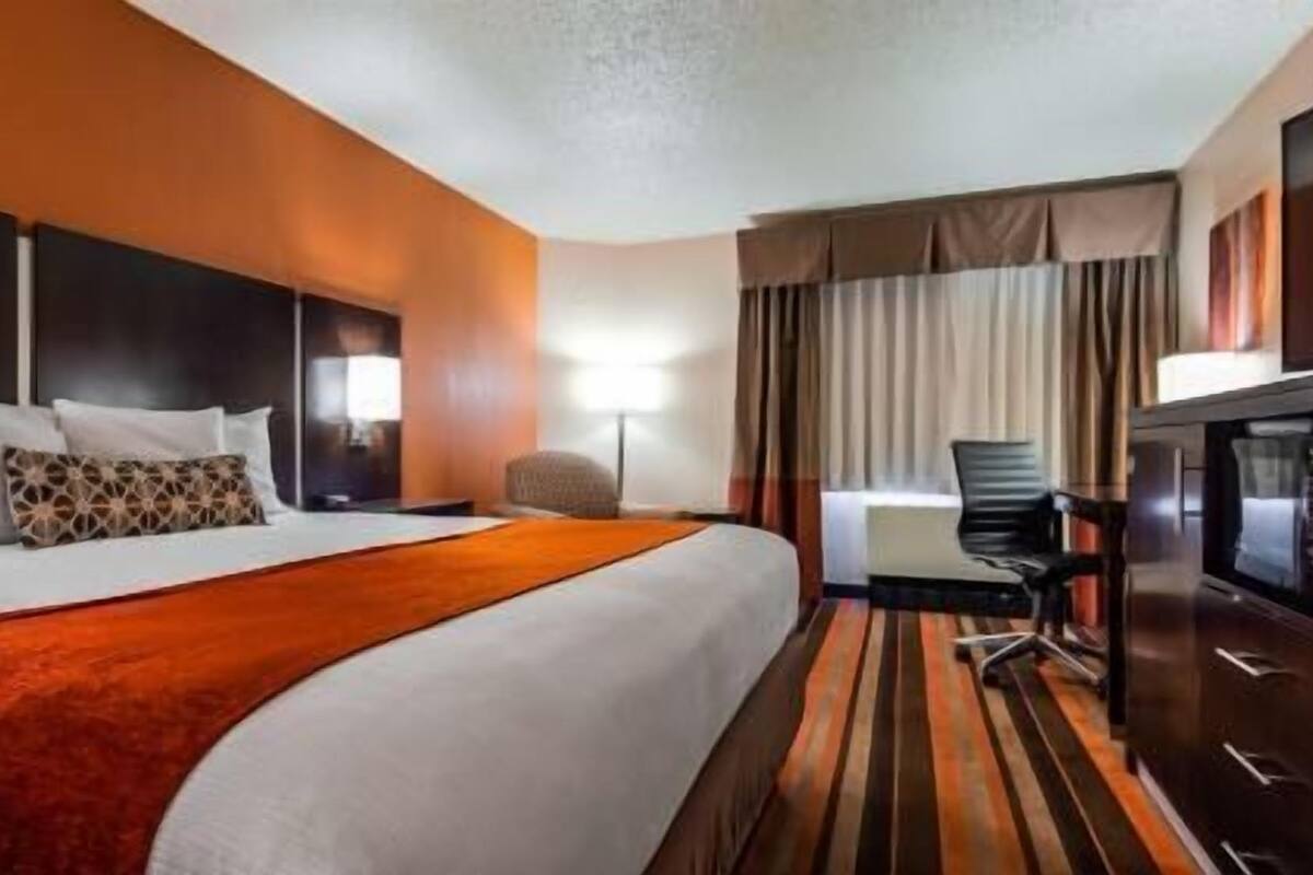In-room safe, laptop workspace, iron/ironing board