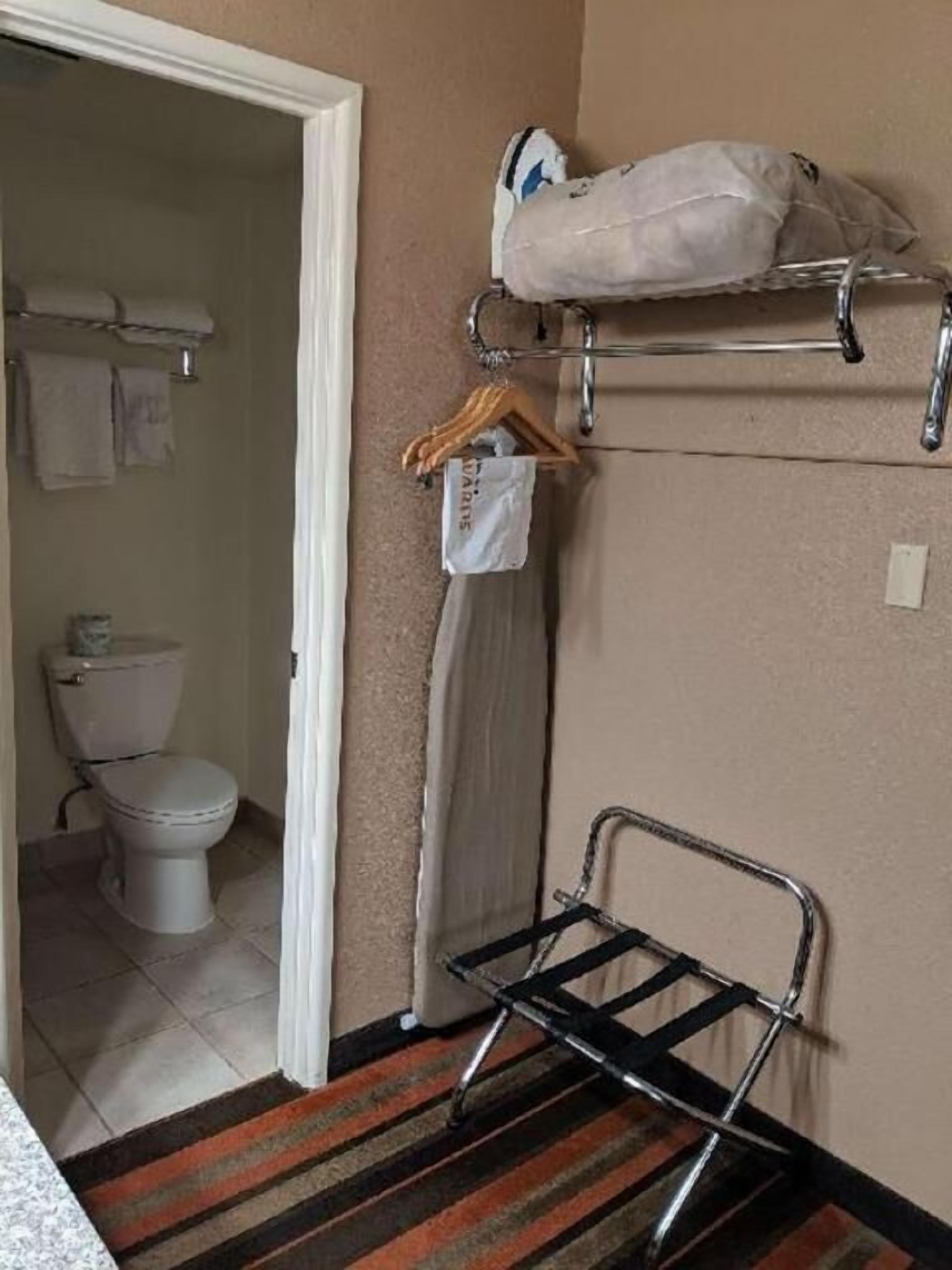 Bathroom | Combined shower/tub, eco-friendly toiletries, hair dryer, towels