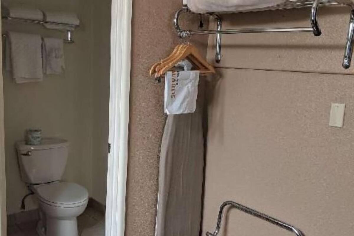 Bathroom | Combined shower/tub, eco-friendly toiletries, hair dryer, towels