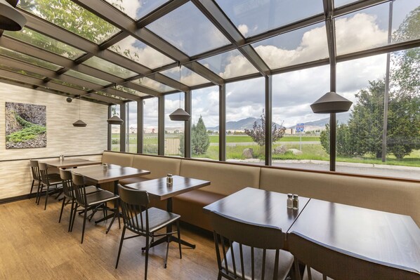 Ókeypis morgunverðarhlaðborð daglega