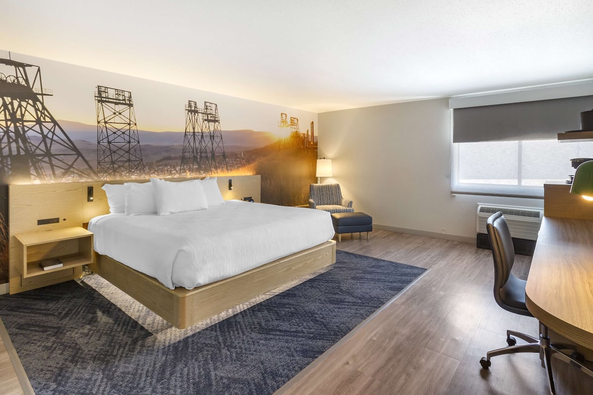 in-room safe, laptop workspace, iron/ironing board, cots/infant beds