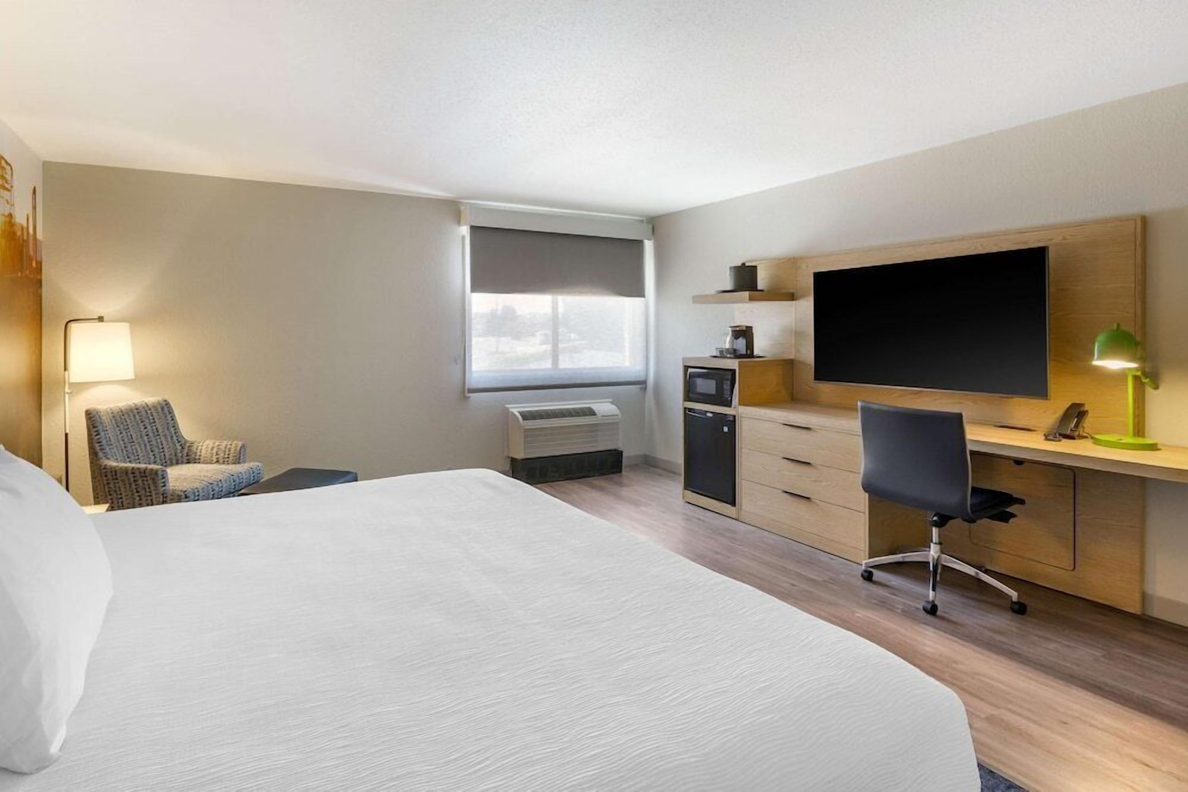 In-room safe, laptop workspace, iron/ironing board