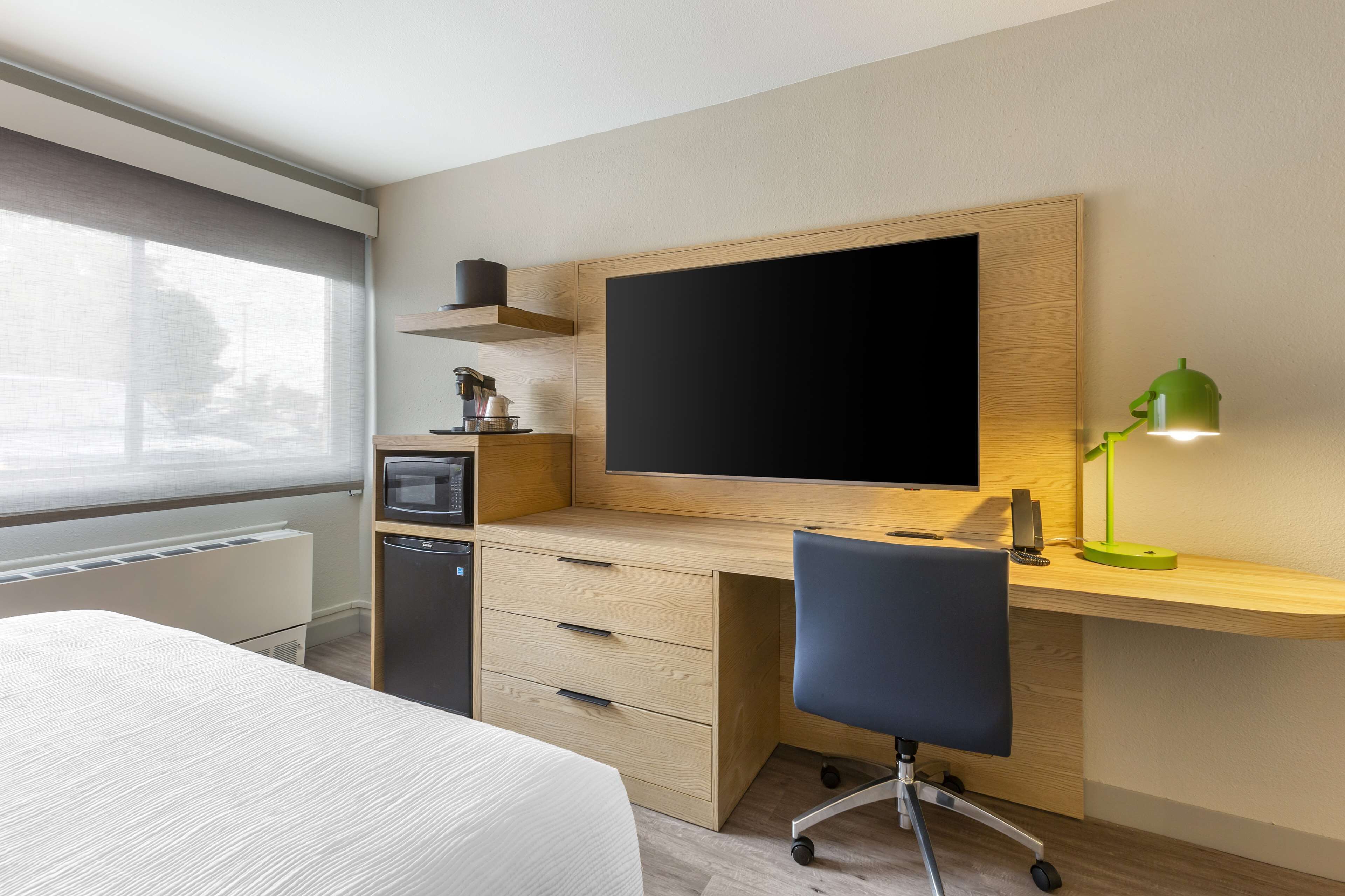 in-room safe, laptop workspace, iron/ironing board, cots/infant beds