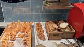 Colazione completa a pagamento, servita tutte le mattine