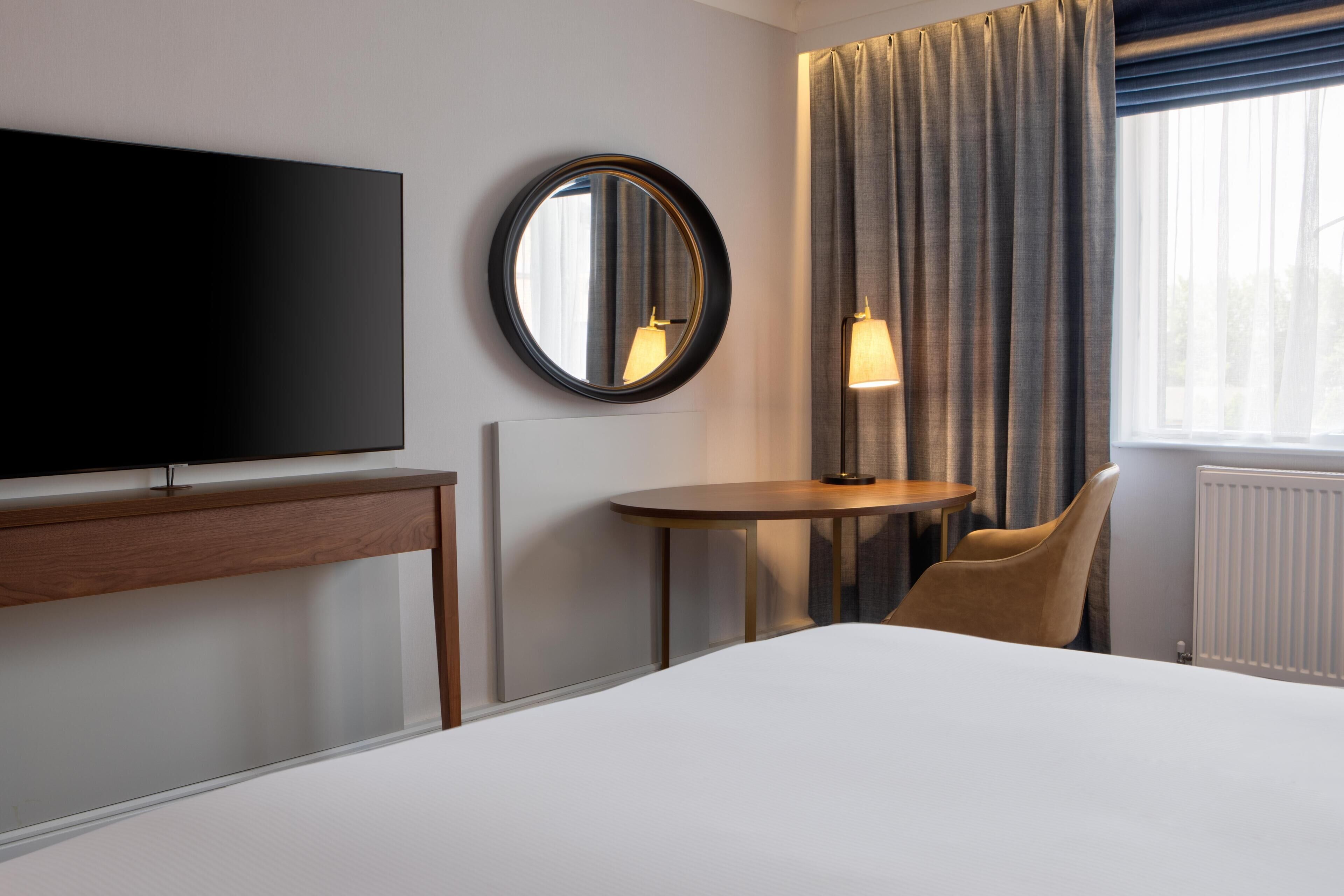 Habitación, 1 cama de matrimonio grande | Caja fuerte, escritorio, espacio para trabajar con un portátil