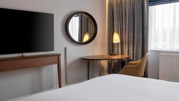 Habitación, 1 cama de matrimonio grande | Caja fuerte, escritorio, espacio para trabajar con un portátil