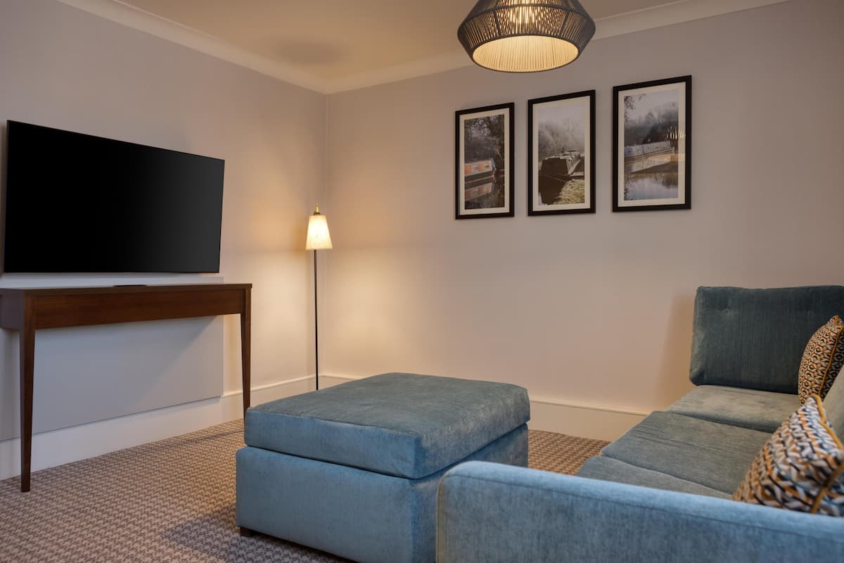 Suite – junior, 1 kingsize-seng | Oppholdsområde | LCD-TV