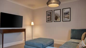 Junior Suite, 1 King Bed | Living area