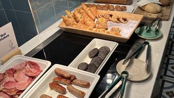 Colazione completa a pagamento, servita tutte le mattine