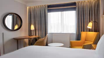 Zimmer, 1 King-Bett | Zimmersafe, Schreibtisch, laptopgeeigneter Arbeitsplatz