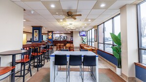 Breakfast area - New Victorian Inn & Suites (Omaha)