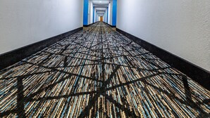 Hallway - New Victorian Inn & Suites (Omaha)