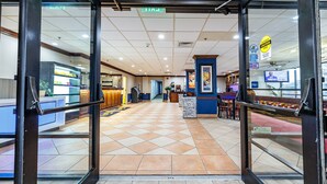 Front of property - New Victorian Inn & Suites (Omaha)