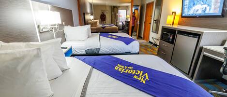 أغطية فراش متميزة ومكتب وستائر تعتيم ومكواة/لوح كي