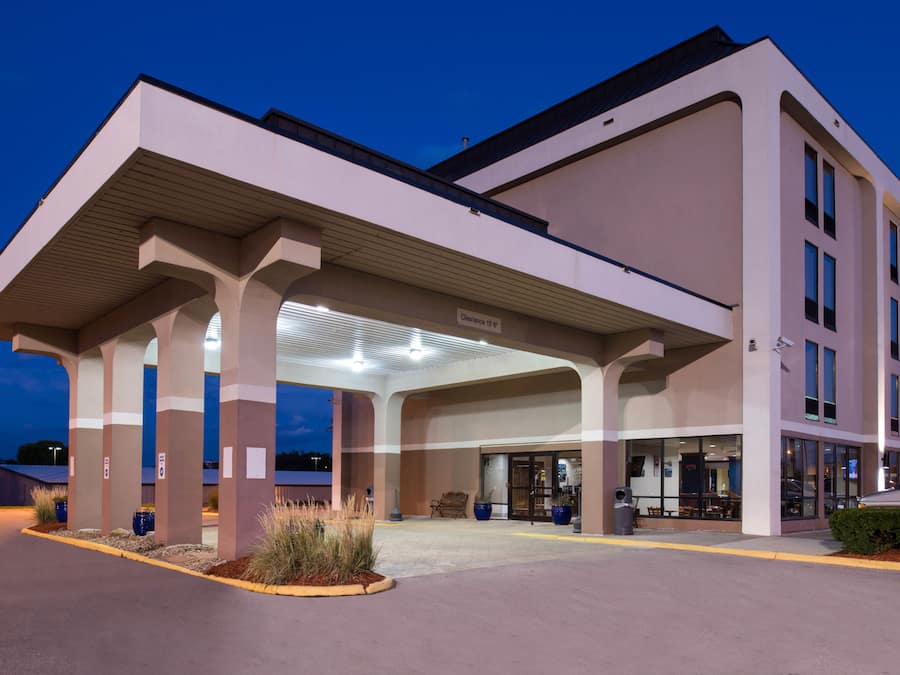 Fachada da propriedade à noite