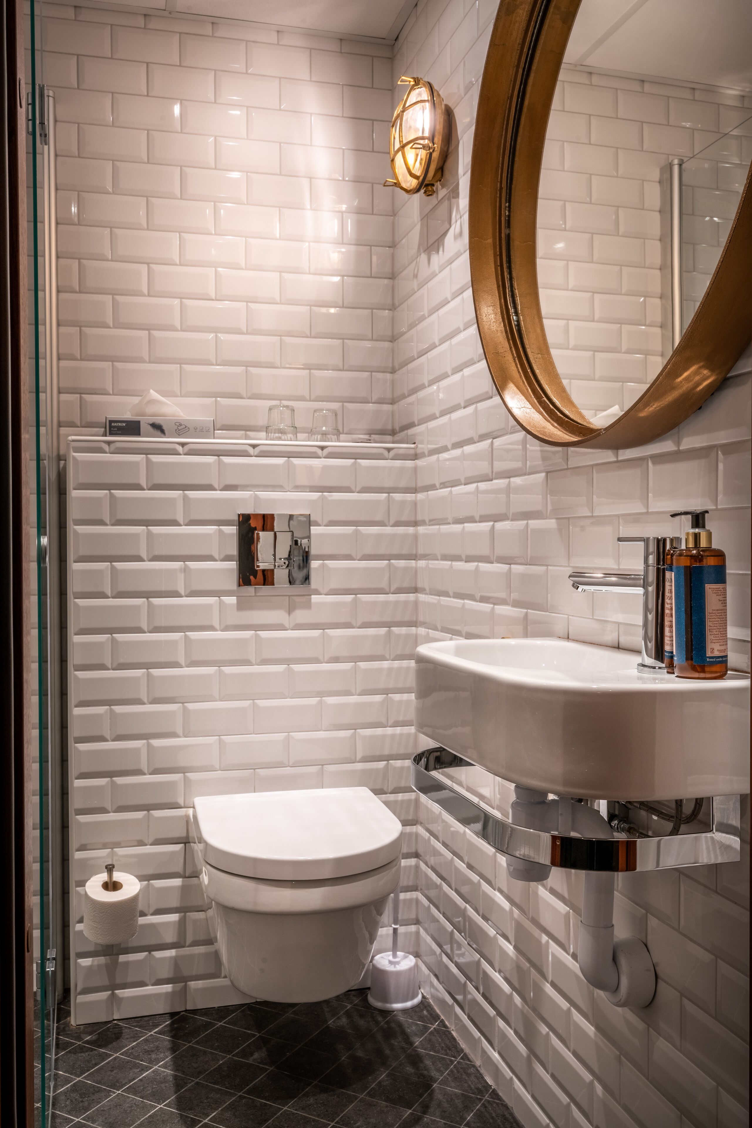 captain´s family room (no window) | bathroom | shower, eco-friendly toiletries, hair dryer, towels