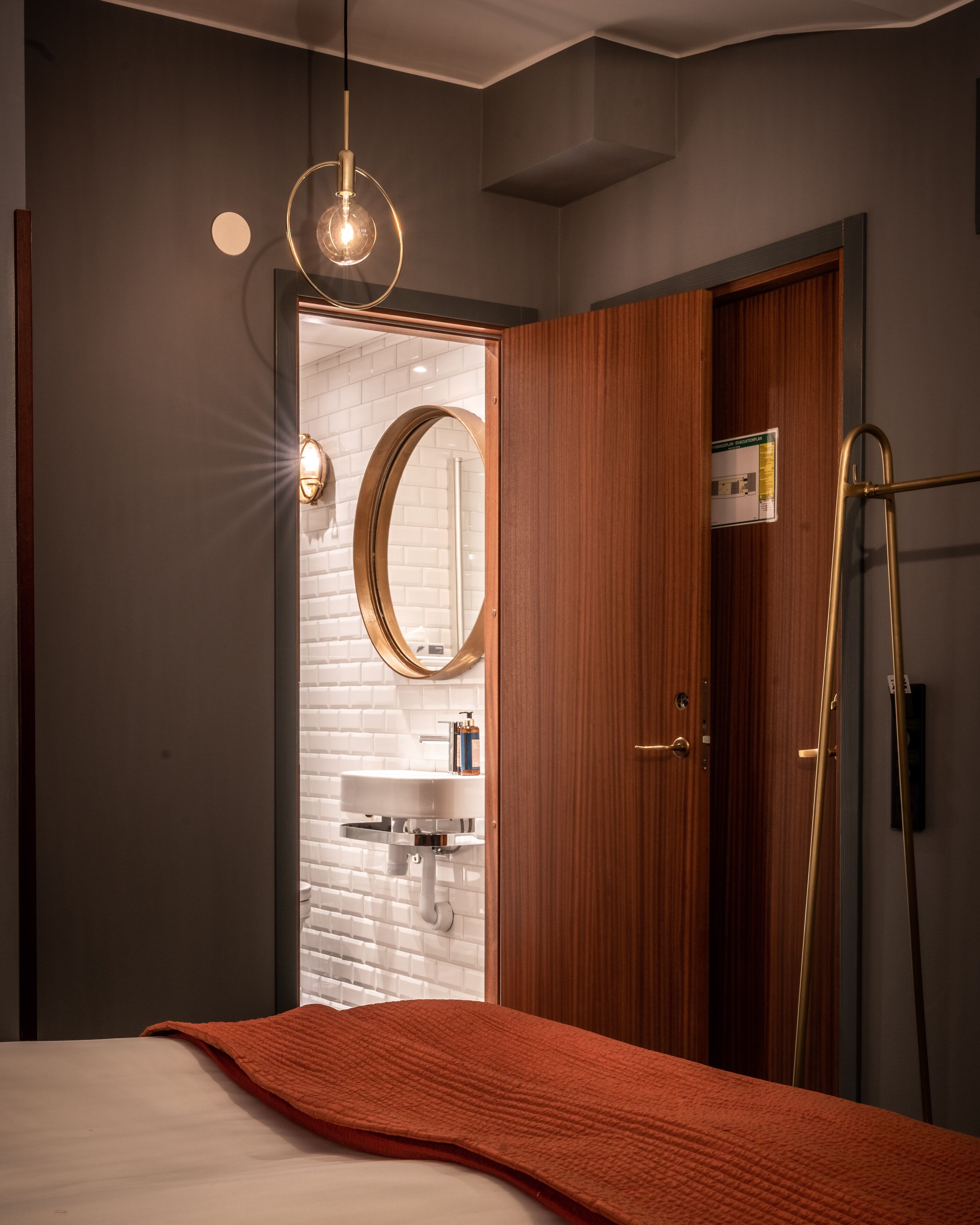 Captain´s Family Room (no window) | Seprai premium, selimut bulu angsa, brankas, dan didekorasi berbeda-beda