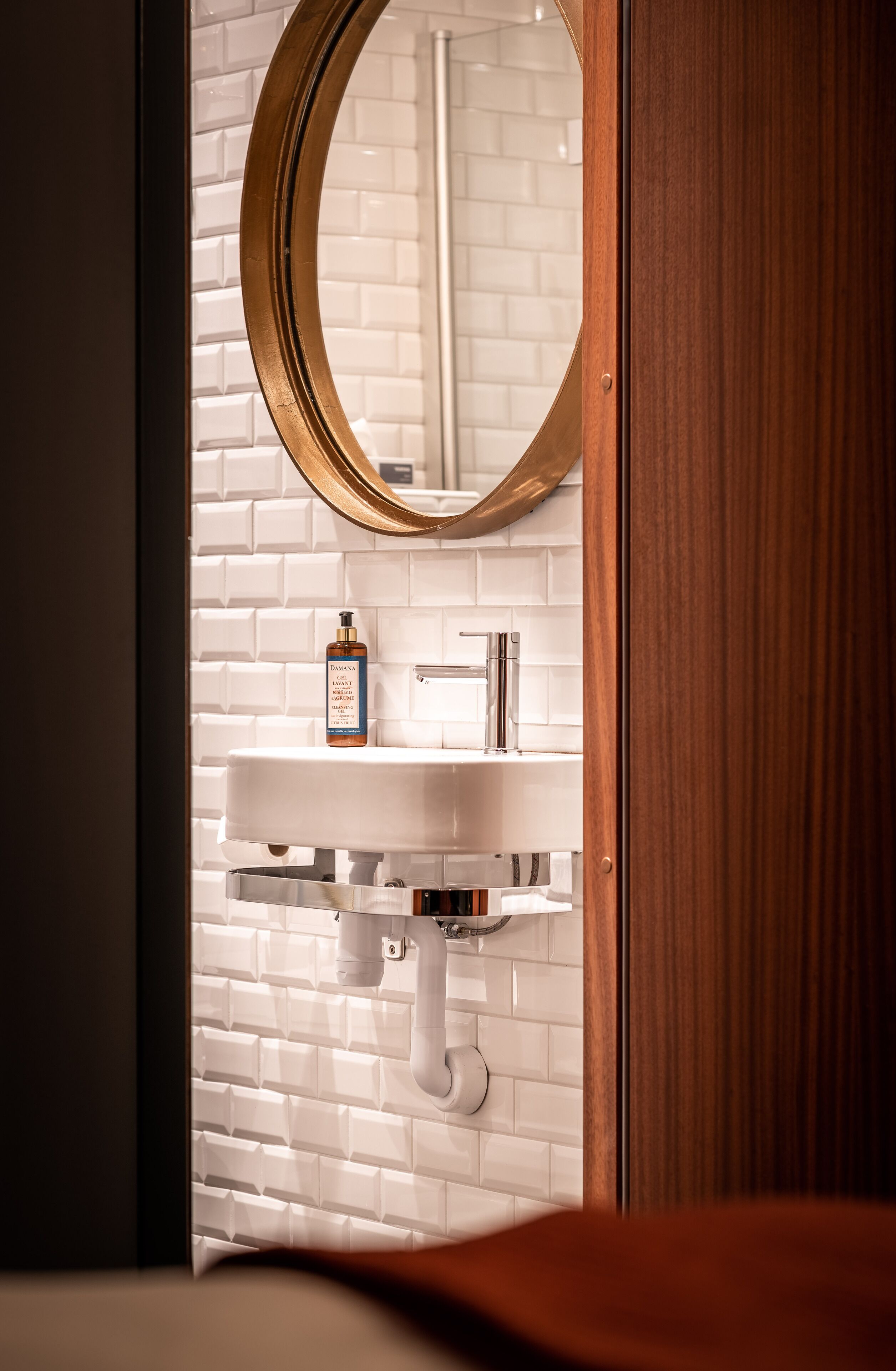 captain´s family room (no window) | bathroom | shower, eco-friendly toiletries, hair dryer, towels