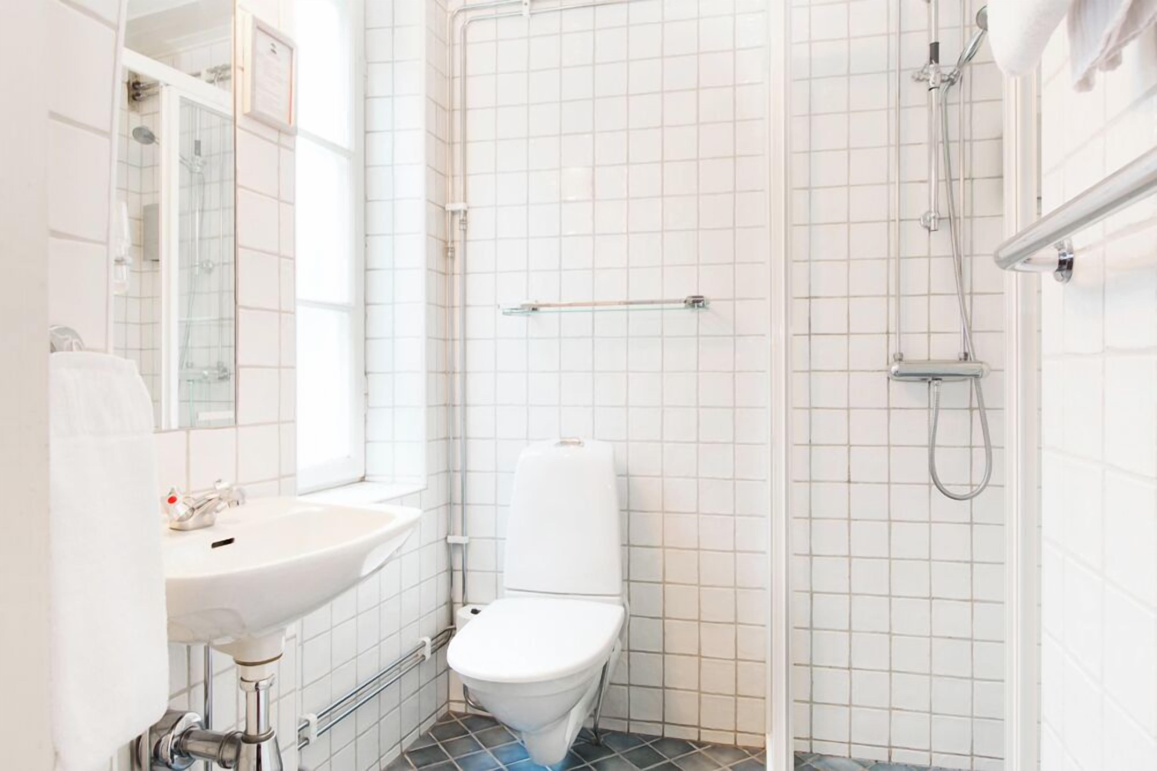 captains double room | bathroom | shower, eco-friendly toiletries, hair dryer, towels