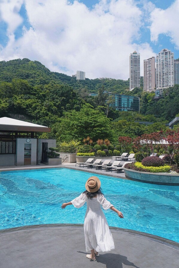 Outdoor pool, open 6:00 AM to 10:00 PM, pool umbrellas - JW Marriott Hotel Hong Kong (Hong Kong)