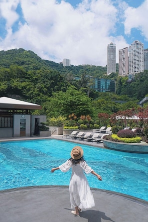 Outdoor pool, open 6:00 AM to 10:00 PM, pool umbrellas - JW Marriott Hotel Hong Kong (Hong Kong)
