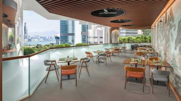 6 restaurants, breakfast, lunch, dinner served; Chinese cuisine