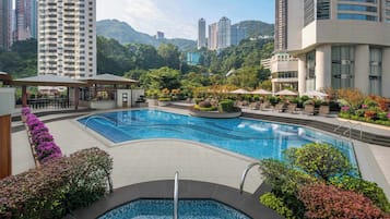 Una piscina al aire libre, sombrillas, guardavidas en la propiedad