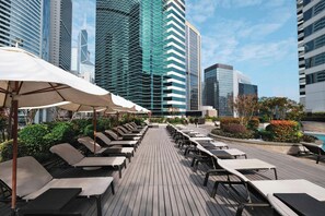Outdoor pool, open 6:00 AM to 10:00 PM, pool umbrellas - JW Marriott Hotel Hong Kong (Hong Kong)