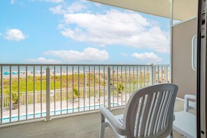 Caja de seguridad en la habitación y tabla de planchar con plancha 