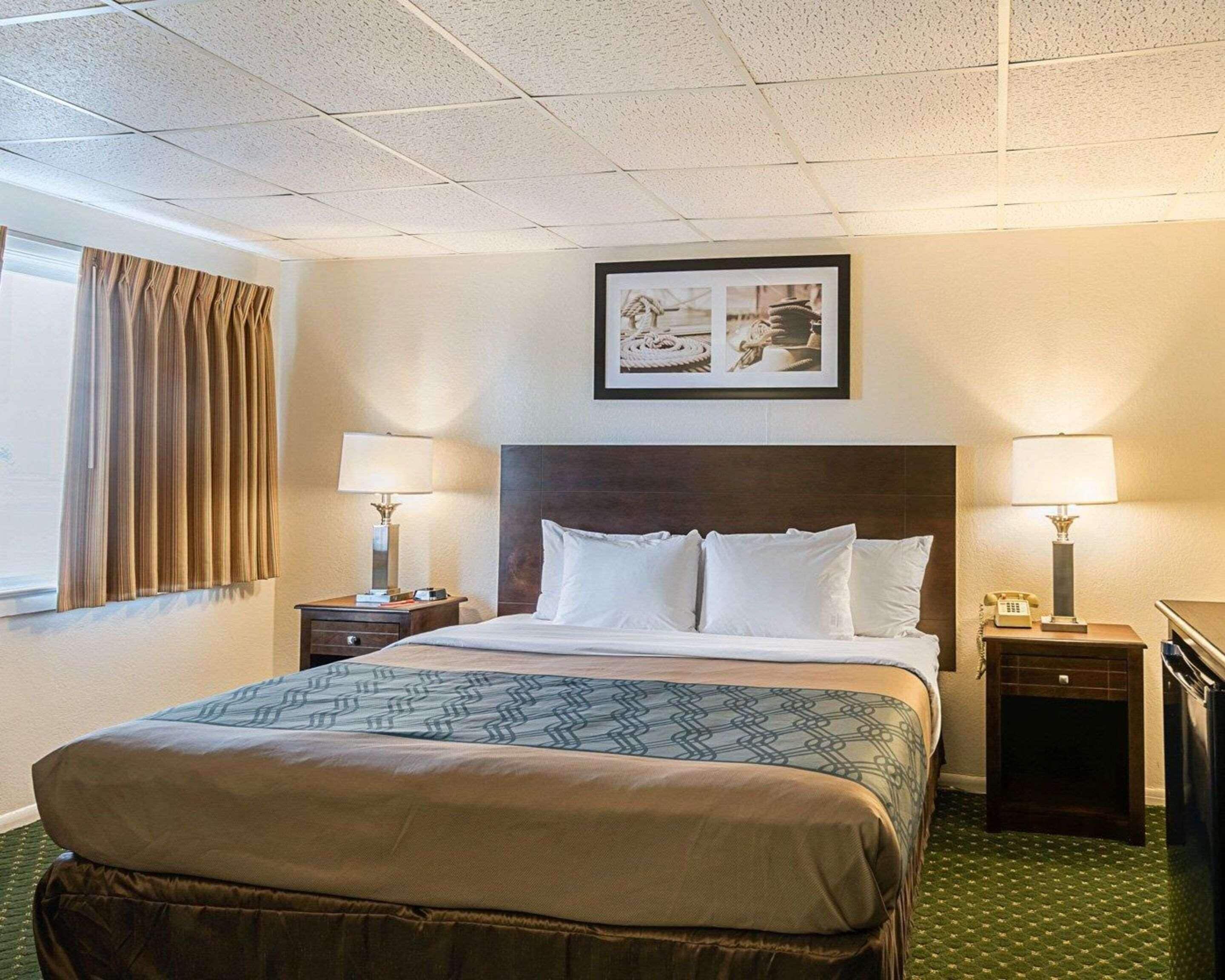 In-room safe, iron/ironing board, WiFi (free), bed sheets